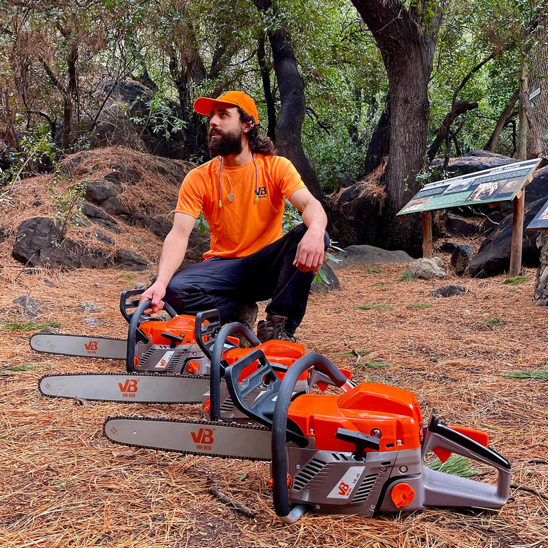 La Motosierra van Beek vB-50 en un entorno forestal, lista para enfrentar cualquier desafío de corte.
