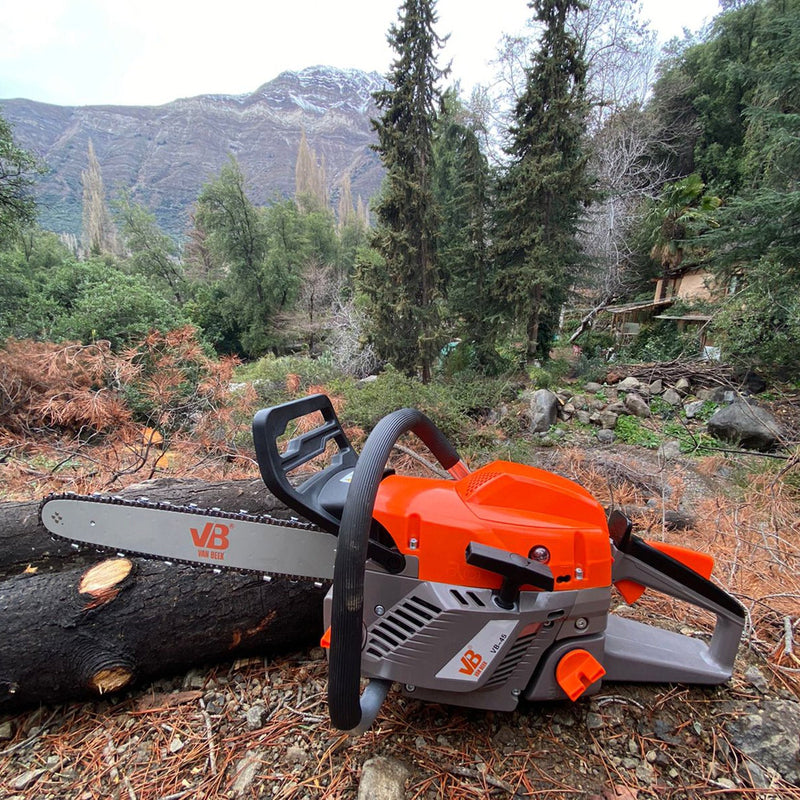 Foto de la motosierra van Beek en un campo