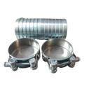 Un juego de acopladores Van Beek de 3 pulgadas y abrazaderas de alta presión de 3 pulgadas uniendo de manera segura dos secciones de una manguera de alta presión utilizada para una motobomba en un entorno industrial chileno.