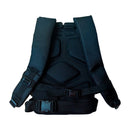 Un conjunto de amarras para nebulizador Guskiner GM1506E-Ama sujetando firmemente un nebulizador a un soporte de montaje en un entorno agrícola chileno