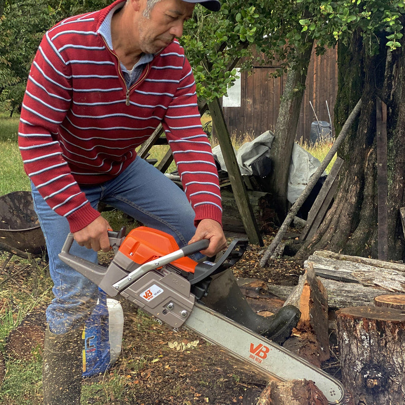 Motosierra van Beek vB-50 en acción, cortando troncos con precisión y potencia.
